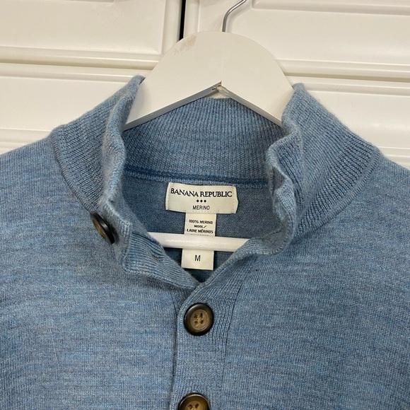 Banana Republic Factory Men’s Sz Medium Light Blue Merino Wool 3 Button Sweater - Picture 2 of 8